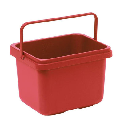 Le seau TASKI 7L de Diversey Deutschland GmbH & Co. OHG est un seau en plastique rouge rectangulaire avec une poignée verticale assortie, des graduations à l'intérieur et est idéal comme accessoire de nettoyage pour le nettoyage domestique.