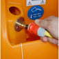 Une main connecte un tuyau avec un raccord rouge et gris à un raccord métallique sur un TASKI swingo 2100 ?icro AquaStop orange de Diversey Deutschland GmbH & Co. OHG. Un autocollant bleu à proximité indique une température maximale de 60°C/140°F.