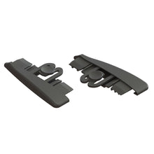 Deux embouts Jonmaster UltraPlus noirs L/R en plastique de Diversey Deutschland GmbH & Co. OHG, utilisés comme embouts de remplacement pour le support de mop UltraPlus, présentés avec des bords arrondis et des mécanismes de verrouillage sur fond blanc (2 paquets/carton).