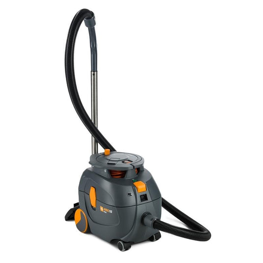 Le TASKI AERO 15 PLUS de Diversey Deutschland GmbH & Co. OHG est un aspirateur à cuve compact, puissant et silencieux, livré avec un accessoire (1 pièce), idéal pour un nettoyage silencieux, représenté sur fond blanc.
