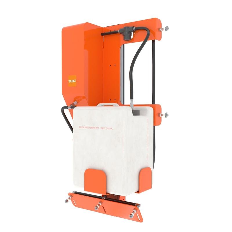 Le kit TASKI IntelliSpray swingo 2100?icro de Diversey Deutschland GmbH & Co. OHG est un dispositif mural orange et blanc avec un réservoir rectangulaire, des tuyaux noirs et des fixations métalliques - idéal comme système de nettoyage professionnel pour une distribution précise de liquide.