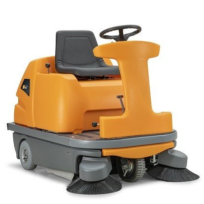 Le TASKI balimat 6500 RTU de Diversey est une balayeuse autoportée robuste, alimentée par batterie, avec 2 brosses à rouleaux, balai latéral, 4x180 Ah batteries et chargeur - idéale pour le nettoyage efficace de grandes surfaces.