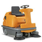 Le TASKI balimat 6500 RTU de Diversey est une balayeuse autoportée robuste, alimentée par batterie, avec 2 brosses à rouleaux, balai latéral, 4x180 Ah batteries et chargeur - idéale pour le nettoyage efficace de grandes surfaces.