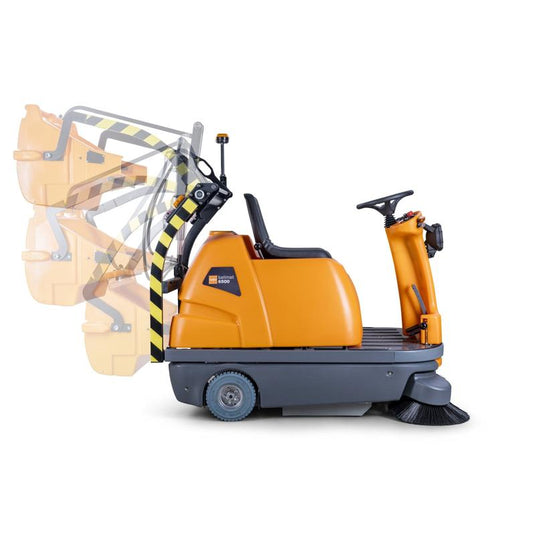 Une vue latérale de la balayeuse aspirante autoportée à batterie TASKI balimat 6500 HD RTU orange de Diversey montre l'amplitude de mouvement du bac avant lorsqu'il est soulevé et incliné vers l'avant pour le vidage en hauteur.