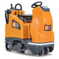 Le TASKI AERO 3500µicro B Li 150 de Diversey Allemagne est un aspirateur autoporté compact basé sur le swingo 2100 avec siège, direction, brosses, roues et une batterie lithium-ion de 150 Ah pour le nettoyage efficace de grandes surfaces.