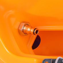 Gros plan d'un raccord rapide en laiton avec écrou hexagonal sur plastique orange, montrant la vanne d'arrêt automatique Diversey TASKI Aqua fill stop, qui empêche le débordement du réservoir d'eau douce. En bas à droite, une pièce en plastique gris apparaît.