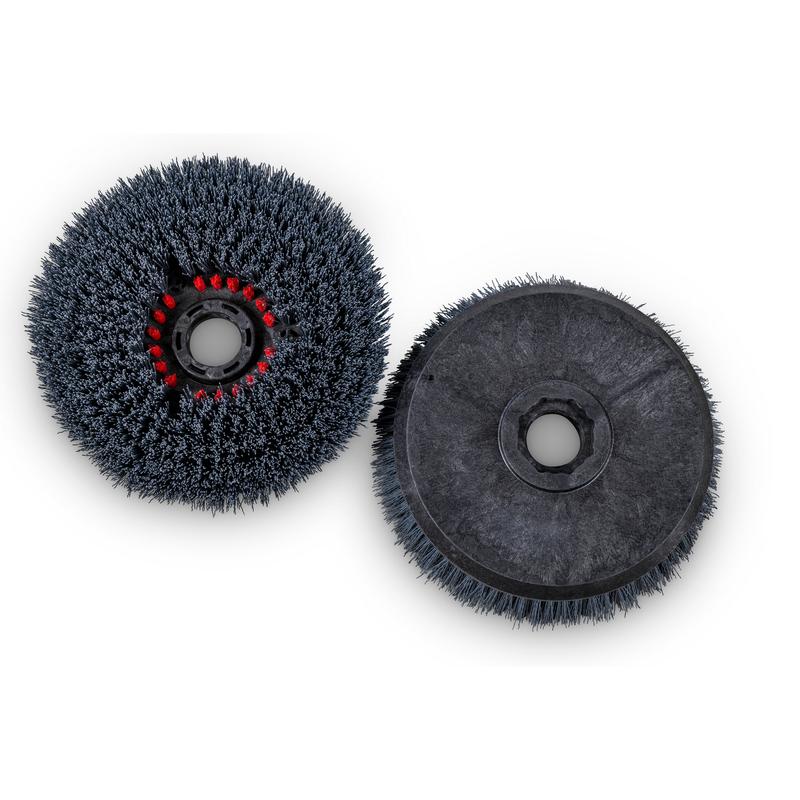 Deux brosses rondes noires Longlife (22,5 cm/8,5") de Diversey, côté à poils illustré avec anneau rouge et face arrière plate avec trou de fixation. Livré dans une boîte de 2 pièces pour TASKI swingo 250µicro comme brosses de rechange.