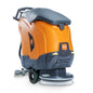 Eine orange-graue TASKI ULTIMAXX 1900 SD43 Performance Scheuersaugmaschine von Diversey, mit Radantrieb, 42L Tank, 43cm Einzelscheibe, Rädern, Griff, und "TASKI" Aufkleber auf der Rückseite. Packung: 1 Stück.