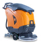 Le TASKI ULTIMAXX 1900 SD50 Performance EBU de Diversey Deutschland GmbH & Co. OHG est une autolaveuse orange/gris de nouvelle génération avec traction, réservoir de 42L et disque unique de 50cm pour le nettoyage efficace des grands sols.