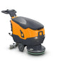 La TASKI ULTIMAXX 900 SD43 BMS 13A gel ready de Diversey Deutschland GmbH & Co. OHG est une machine de nettoyage orange-gris avec poignée, roues et tampon de nettoyage rond pour le nettoyage intensif de grandes surfaces. Emballage : 1 pièce.