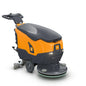 Le TASKI ULTIMAXX 900 SD50 BMS 13A gel ready de Diversey Deutschland GmbH & Co. OHG est présenté dans les couleurs orange et gris et dispose d'une poignée, d'un panneau de commande, de grandes roues et d'un tampon de nettoyage rond sur fond blanc.