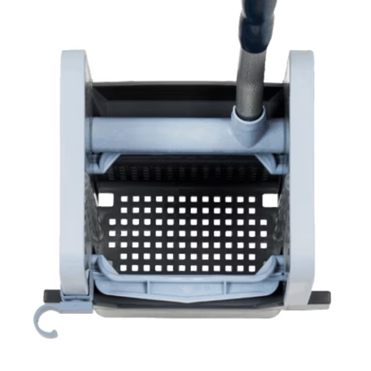 Vue de dessus d'un seau à essorer gris en polypropylène, équipé d'un accessoire d'essorage et d'une plateforme perforée noire. La presse verticale professionnelle Vileda GmbH avec des dimensions de 23x23x32 cm dispose d'une poignée extensible et d'un petit crochet sur le côté du seau.