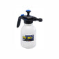 Le pulvérisateur moussant Arcora Arspray Tec-Two 2000 ml (Bleu-Noir, Viton = Acide) de Arcora International GmbH est un appareil de pulvérisation à pression manuel, idéal pour le nettoyage ou la désinfection professionnelle, illustré avec du texte/icônes sur un récipient blanc.