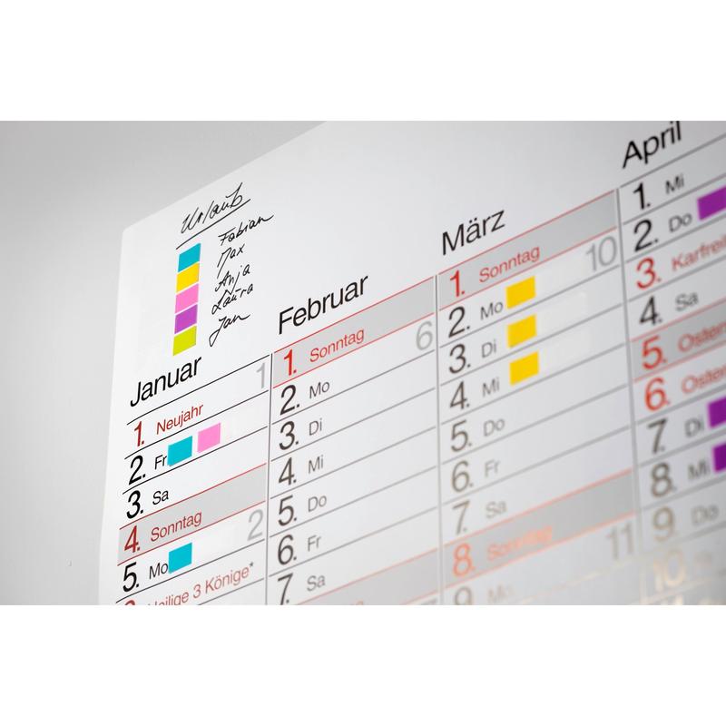Gros plan d'un calendrier mural de janvier à mars avec des Post-it® Index Signets colorés de 3M Deutschland GmbH (Mini, 11,9 x 43,2 mm) comme marqueurs codés par couleur pour les rendez-vous ou activités manuscrits de chaque personne.