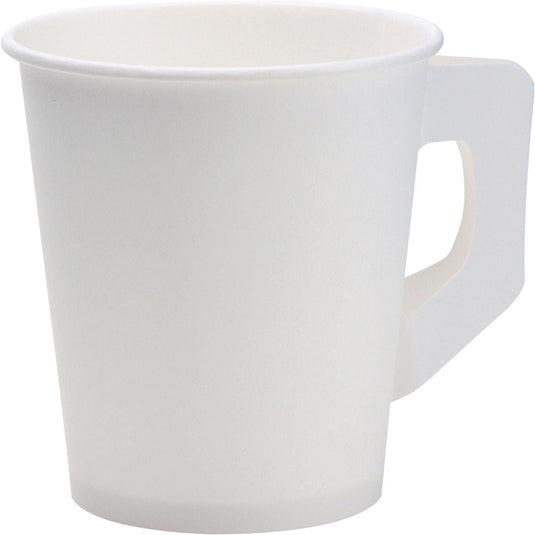 Une tasse blanche avec une anse en PAP/PE de Duni GmbH, paquet de 80 pièces, sur fond blanc. Le gobelet jetable semble vide.