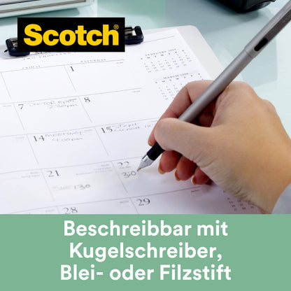 Eine Hand schreibt mit einem Stift auf einen Tischkalender. Ein schwarzes Klemmbrett und Dokumente sind zu sehen. Das Logo der 3M Deutschland GmbH und der deutsche Text zeigen, dass der Scotch® C38 Tischabroller & Magic™ Klebeband (3 x 19 mm x 33 m) beschreibbar ist und zu 66 % aus pflanzlichem Klebstoff besteht.