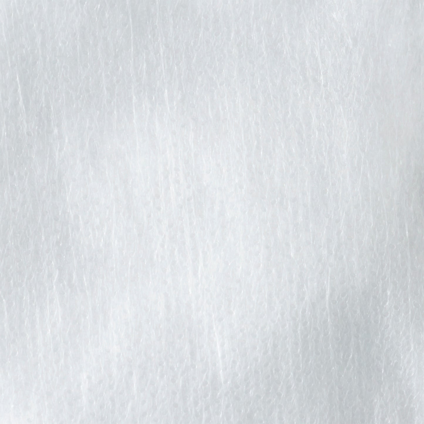 Nahaufnahme einer weichen, weißen, strukturierten Oberfläche mit feinen Linien, die dem Filtermedium des 3M™ Partikelfilters 5925, P2 (10 Paar/Packung) der 3M Deutschland GmbH ähnelt, das für einen effektiven Staubschutz entwickelt wurde.