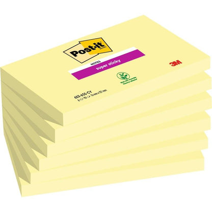 Une pile de six Post-it® Super Sticky Notes (76 mm x 127 mm, 90 feuilles/pad, 100% PEFC) de 3M Allemagne GmbH est montrée dans un emballage de marque avec les symboles "Super Sticky" et certification environnementale visibles.