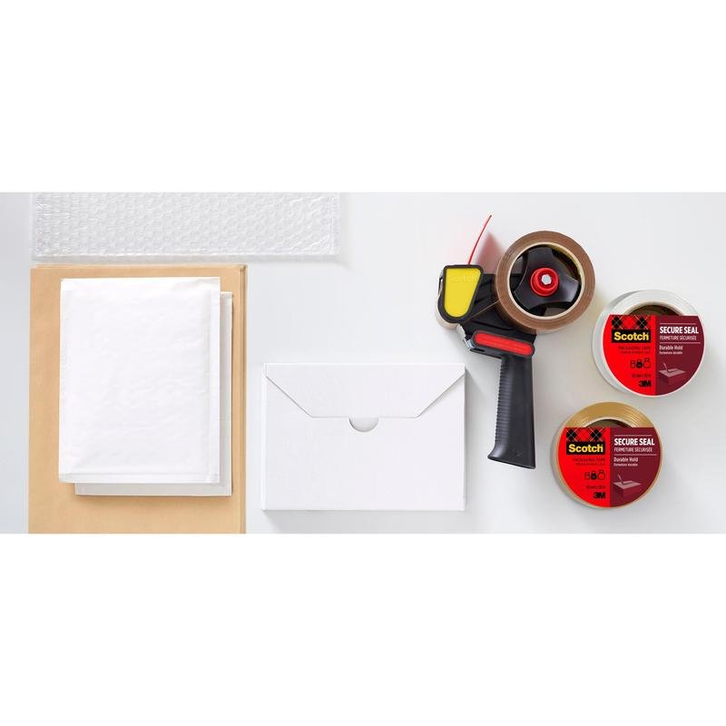 Un arrangement à plat avec du matériel d'expédition, y compris du papier bulle, des enveloppes matelassées, du papier blanc, une boîte d'expédition blanche, un dévidoir à ruban adhésif et deux rouleaux de ruban adhésif d'emballage Scotch® pour une fermeture sécurisée (50 mm x 66 m) de 3M Deutschland GmbH.