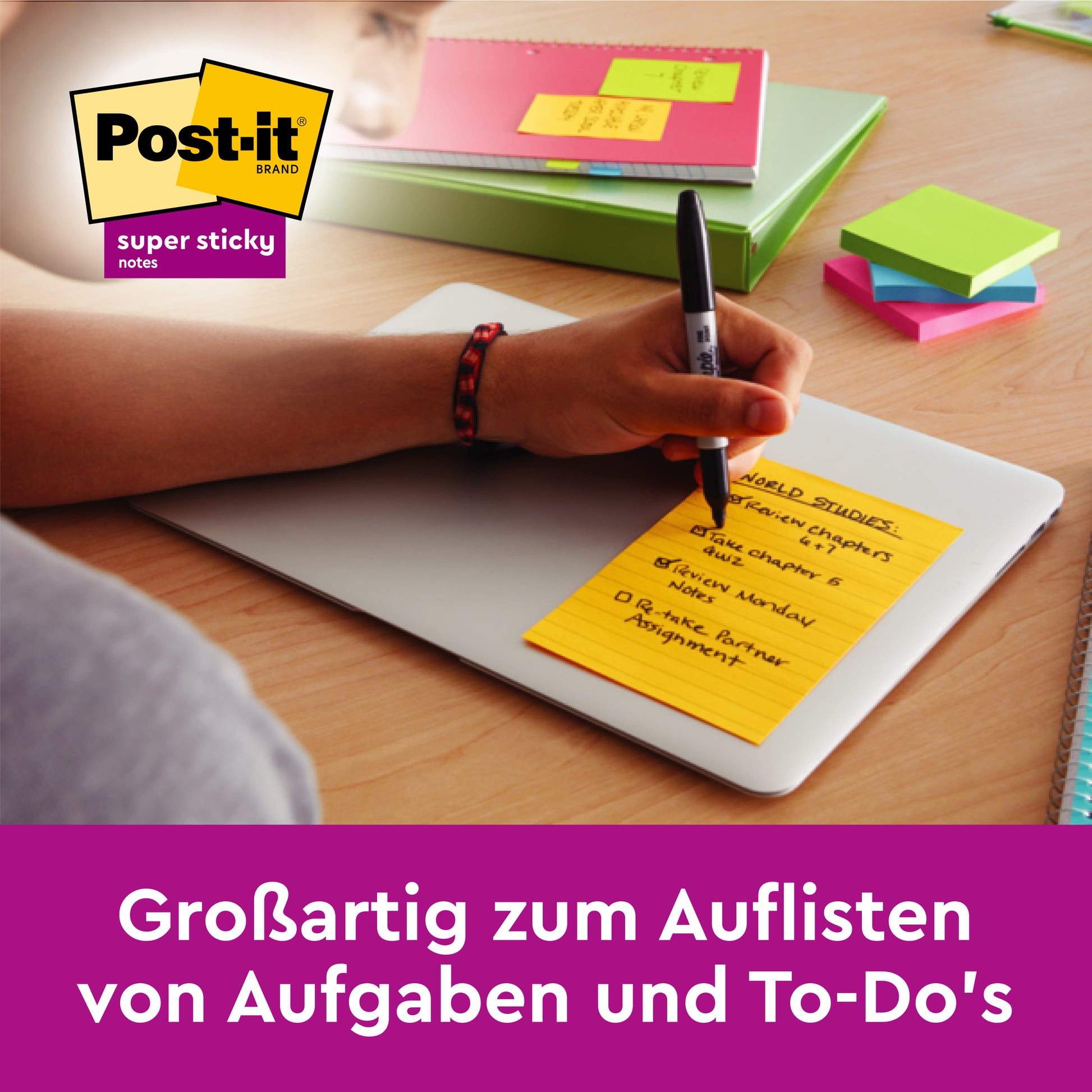 Eine Person schreibt auf einem großen, linierten Post-it® Super Sticky Note (127 mm x 203 mm) der 3M Deutschland GmbH, das auf einem geschlossenen Laptop liegt. Text: "Großartig zum Auflisten von Aufgaben und To-Do's.