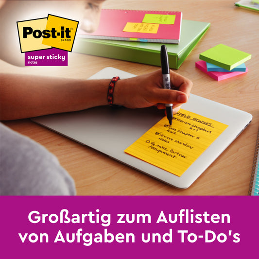 Auf einem geschlossenen Laptop schreibt jemand Aufgaben auf eine gelbe Post-it® Super Sticky Note im Großformat (101x152mm, liniert). Farbige Notizbücher, Stift und mehrfarbige 3M Super Sticky Notes liegen daneben. Text: "Großartig zum Auflisten von Aufgaben und To-Do's.