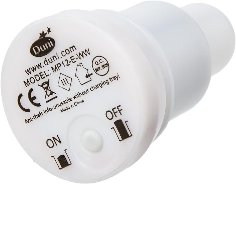 Un appareil LED rechargeable blanc de Duni GmbH, modèle MP12-E-WW, de l'emballage "Set LED, Blanc chaud & Multicolore - 12 pièces de lampes à changement de couleur"; avec interrupteur marche/arrêt, bouton, symbole de télécommande et système d'alarme antivol.