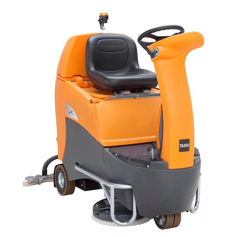 Der TASKI swingo 2500 Li 200 Ah von Diversey ist eine kompakte, orange-graue Aufsitz-Scheuersaugmaschine mit Lithium-Technologie, Sitz, Lenkrad, Bedienfeld, Reinigungsbürsten an der Unterseite und "TASKI"-Aufkleber auf der Vorderseite.