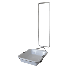 Le Dr. Schnell bac d'égouttement pour distributeurs de DR.SCHNELL GmbH & Co. KGaA est un bac d'égouttement rectangulaire blanc en plastique, fixé à la base d'un cadre métallique rectangulaire haut, qui se tient debout devant un fond blanc uni.