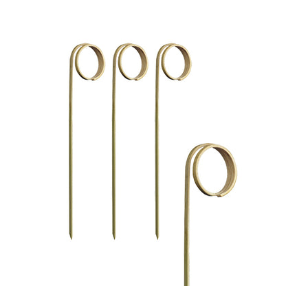 Sur fond blanc se trouvent quatre PAPSTAR 100 piques à finger food « pure » en plastique de haute qualité avec une extrémité pointue et une boucle de PAPSTAR GmbH – idéales pour les fêtes et événements.