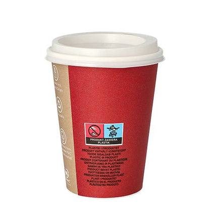 Un gobelet rouge Starpak 10 « To Go », gobelet à café en carton avec couvercle en plastique blanc, côté brun avec des symboles et une étiquette multilingue pour le contenu en plastique, illustré devant un fond blanc uni.