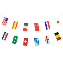 Deux PAPSTAR guirlandes de drapeaux en papier (10 m, difficilement inflammable) avec 32 nations, y compris les États-Unis, l'Espagne et le Japon, pendent devant un fond blanc. Décoratif et difficilement inflammable pour plus de sécurité de PAPSTAR GmbH.