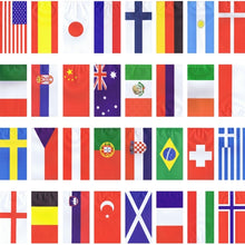 La guirlande de drapeaux en papier PAPSTAR (10 m, difficilement inflammable) de PAPSTAR GmbH présente 32 drapeaux nationaux uniques avec des couleurs et des motifs éclatants, inspirés de 32 designs de nations, disposés sur un fond blanc.