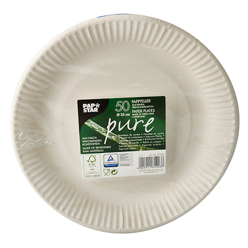 Une pile d'assiettes en carton blanches, rondes et écologiques de PAPSTAR GmbH est montrée dans un emballage plastique. L'étiquette indique "29 50 assiette, carton 'pure' ronde - blanche" et montre des symboles de certification pour la durabilité.