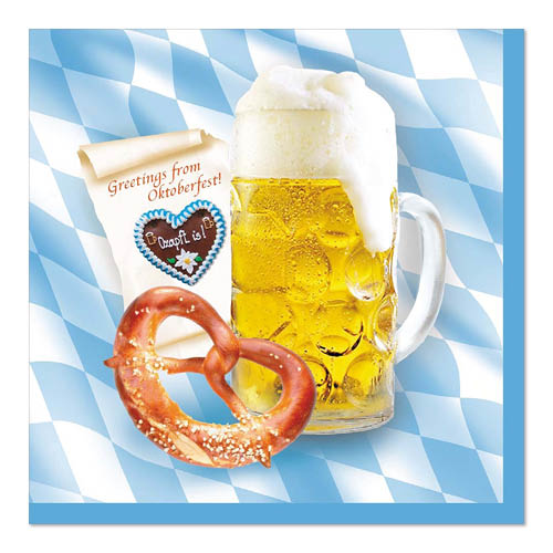 Une chope de bière avec de la mousse, un bretzel salé, un pain d'épice décoré et 100 serviettes PAPSTAR, 3 couches pli 1/4 33 cm x 33 cm de PAPSTAR GmbH reposent sur un papier « Salutations de l'Oktoberfest ! » sur un fond en losange bleu et blanc.