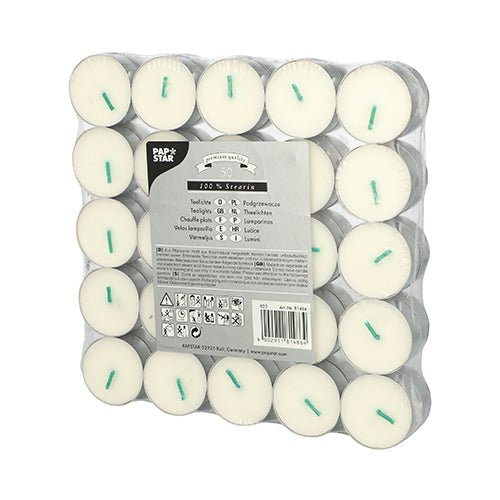 Un paquet de 50 bougies chauffe-plat blanches PAPSTAR (100% stéarine, Ø 37,2 mm, 15,5 mm) de la société PAPSTAR GmbH - disposées en cinq rangées de dix et emballées dans du plastique avec des étiquettes multilingues et des instructions sur le devant.