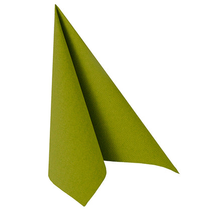 Une serviette verte unique PAPSTAR 20 serviettes "ROYAL Collection" 1/4 pliée (40x40 cm) de PAPSTAR GmbH est dressée verticalement en pli triangulaire sur fond blanc - un ajout élégant pour toute table dressée.