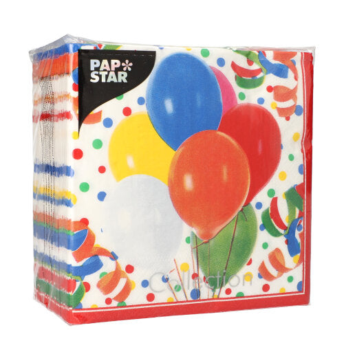 Un paquet de PAPSTAR 100 serviettes, 3 couches, pli 1/4, 33x33 cm de PAPSTAR GmbH. Ballons colorés et confettis sur fond blanc; les serviettes sont empilées dans un emballage plastique transparent.
