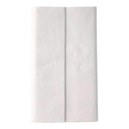 Une nappe blanche PAPSTAR de la ROYAL Collection (120 x 180 cm) de PAPSTAR GmbH est pliée verticalement en deux bandes et placée sur un fond blanc simple, mettant en valeur son design de haute qualité.