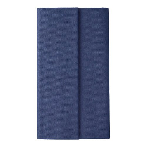 Une nappe de la PAPSTAR GmbH de la collection ROYAL (Tissue, 120 x 180 cm) en bleu foncé est soigneusement pliée et positionnée verticalement devant un fond blanc simple, soulignant sa qualité supérieure.