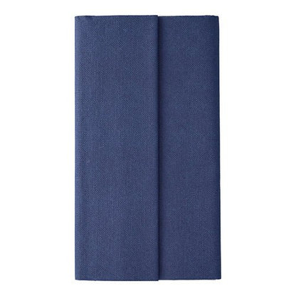 Une nappe de la PAPSTAR GmbH de la collection ROYAL (Tissue, 120 x 180 cm) en bleu foncé est soigneusement pliée et positionnée verticalement devant un fond blanc simple, soulignant sa qualité supérieure.