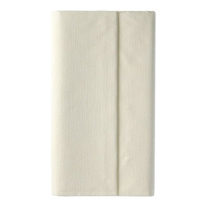 Une nappe crème soigneusement pliée, PAPSTAR de la collection ROYAL (120 cm x 180 cm, PAPSTAR GmbH) devant un fond blanc simple.