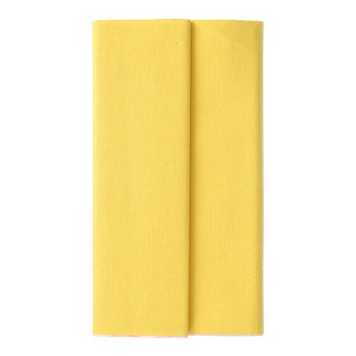 Sur un fond blanc se présente une nappe en tissu de soie (120x180 cm) de la ROYAL Collection de PAPSTAR GmbH, qui complète parfaitement toute table élégamment dressée.