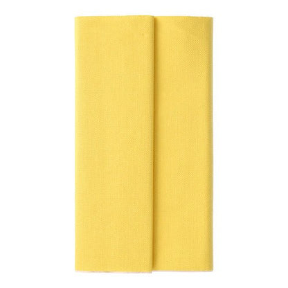 Sur un fond blanc se présente une nappe en tissu de soie (120x180 cm) de la ROYAL Collection de PAPSTAR GmbH, qui complète parfaitement toute table élégamment dressée.