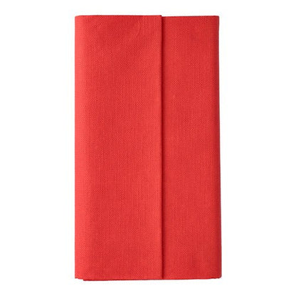 Une nappe rouge (120 x 180 cm) en matériau tissu de la « ROYAL Collection » de PAPSTAR GmbH se détache joliment sur un fond blanc simple et confère à la table une élégance souvent associée aux nappes de haute qualité.
