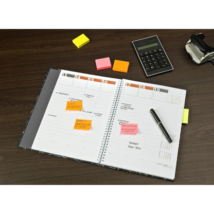 Un agenda ouvert avec des notes manuscrites et des notes Post-it® colorées en différentes couleurs néon (38 mm x 51 mm, 100 feuilles/bloc, 3 blocs/paquet, 100% PEFC) de 3M Deutschland GmbH sur une table en bois avec un stylo, une calculatrice et un dévidoir de ruban adhésif.