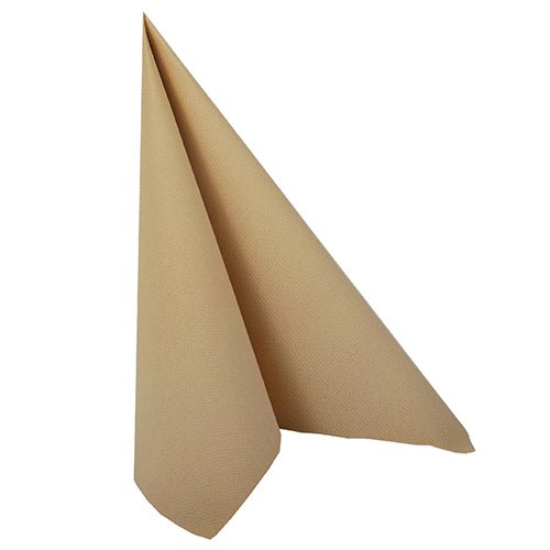 Une serviette individuelle PAPSTAR de 50 serviettes "ROYAL Collection" 1/4-pli 40 x 40 cm sable de la PAPSTAR GmbH est pliée verticalement en une forme triangulaire debout devant un fond blanc simple.