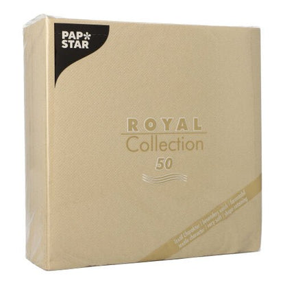 Un paquet de couleur sable PAPSTAR GmbH de 50 serviettes "ROYAL Collection" 1/4-pli (40 x 40 cm) avec un emballage principalement simple avec des écritures dorées et blanches ainsi qu'un logo noir dans le coin supérieur gauche.