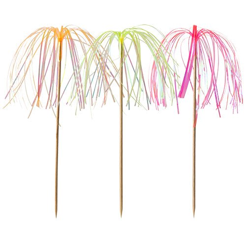 Les PAPSTAR 100 piques de décoration de PAPSTAR GmbH en bois robuste avec des toppers en plastique colorés en orange, vert et rose ajoutent des touches élégantes et sont idéales pour des présentations de table décoratives.