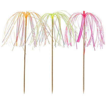 Les PAPSTAR 100 piques de décoration de PAPSTAR GmbH en bois robuste avec des toppers en plastique colorés en orange, vert et rose ajoutent des touches élégantes et sont idéales pour des présentations de table décoratives.