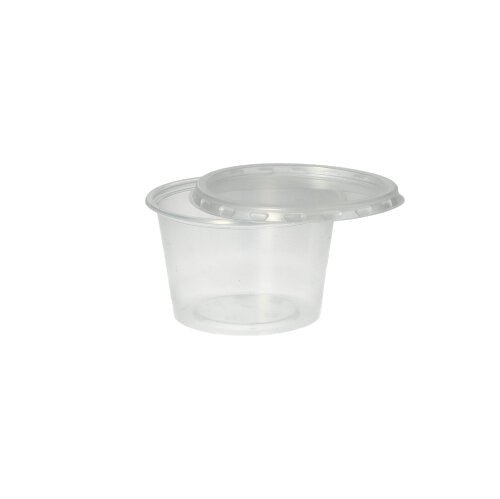 Un gobelet Starpak 50 Dressing, PP, rond, Ø 7,1 cm, transparent, est vide devant un fond blanc simple, avec le couvercle en plastique transparent assorti, partiellement ouvert dessus.